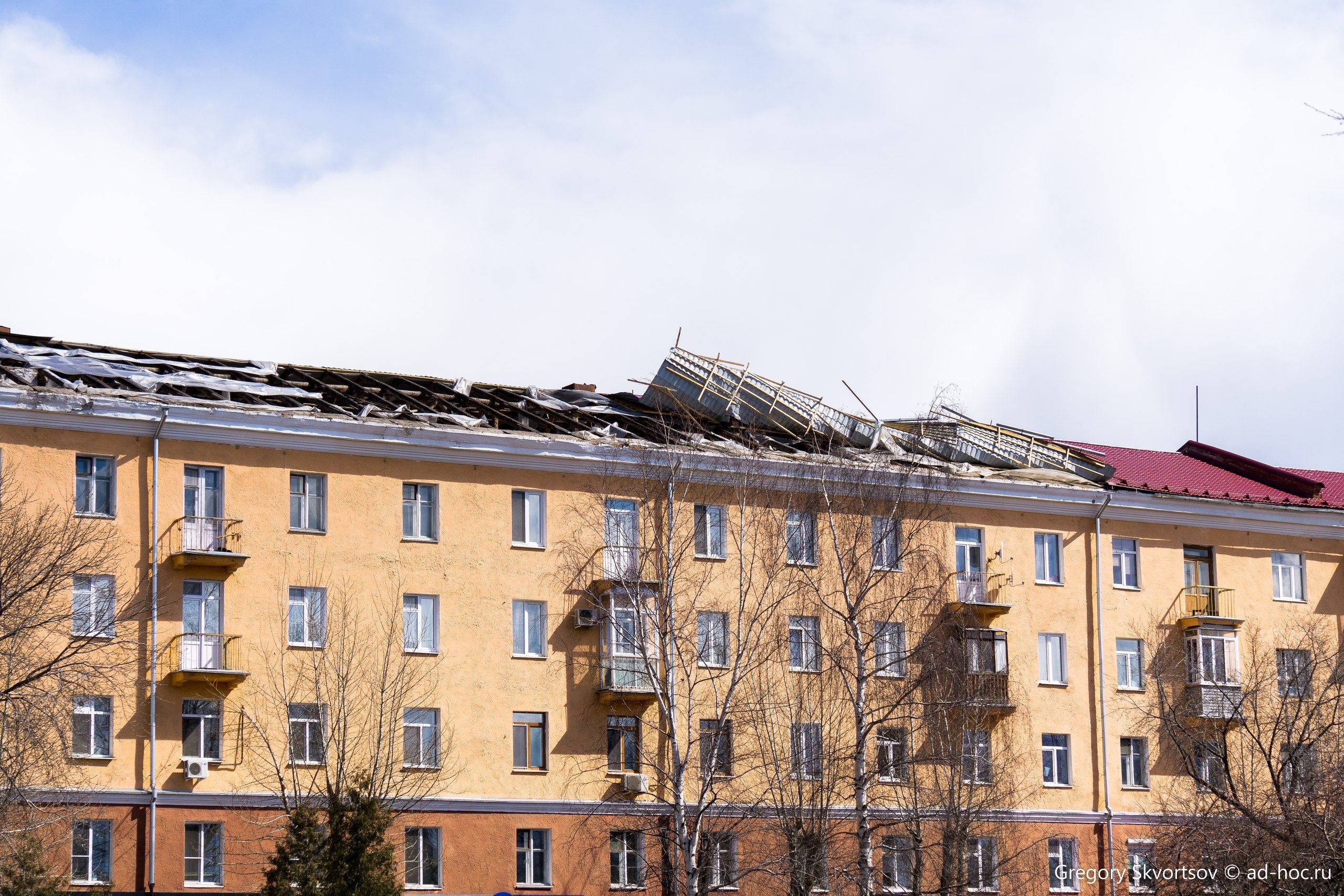 Сильный ветер сорвал крышу пятиэтажки в центре Перми