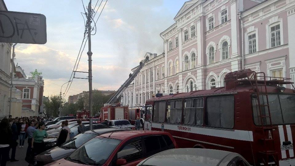 В Перми горит здание Академии культуры. Людей эвакуировали