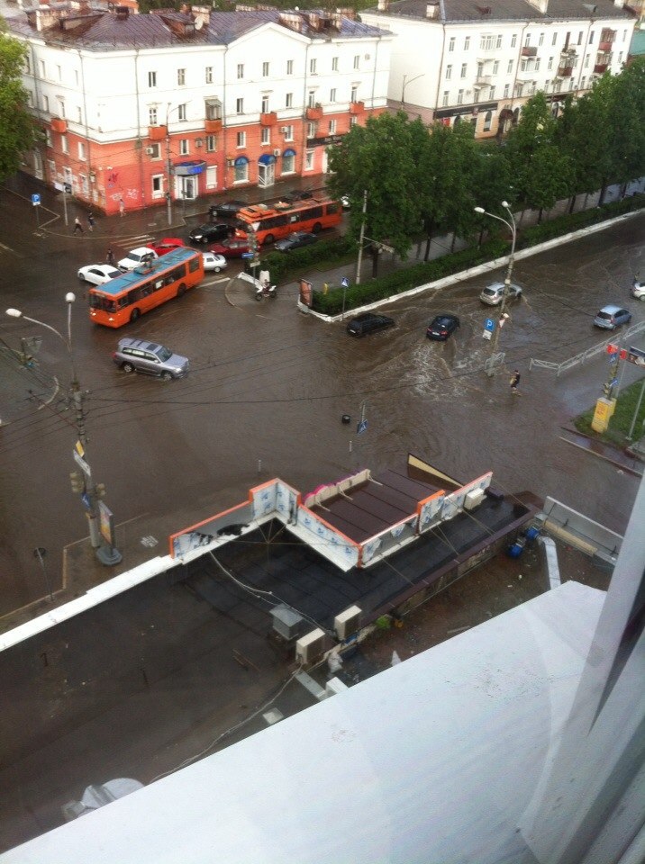 В Перми затопило улицы и поломало деревья