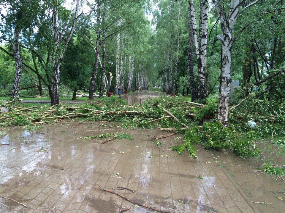 Балкон оторвало. Природные катаклизмы обрушились на Пермь, повредив дома, автомобили и железнодорожные пути