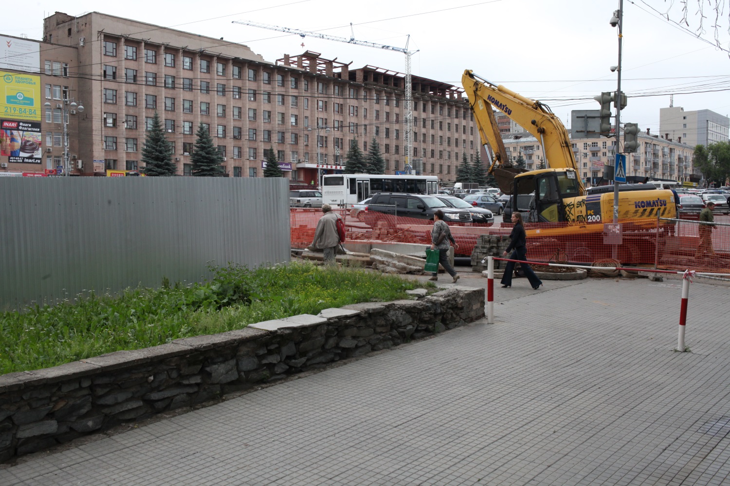 Павильон зазаборный: несмотря на заявление Минкульта, строительство павильона возле отеля «Прикамье» продолжается
