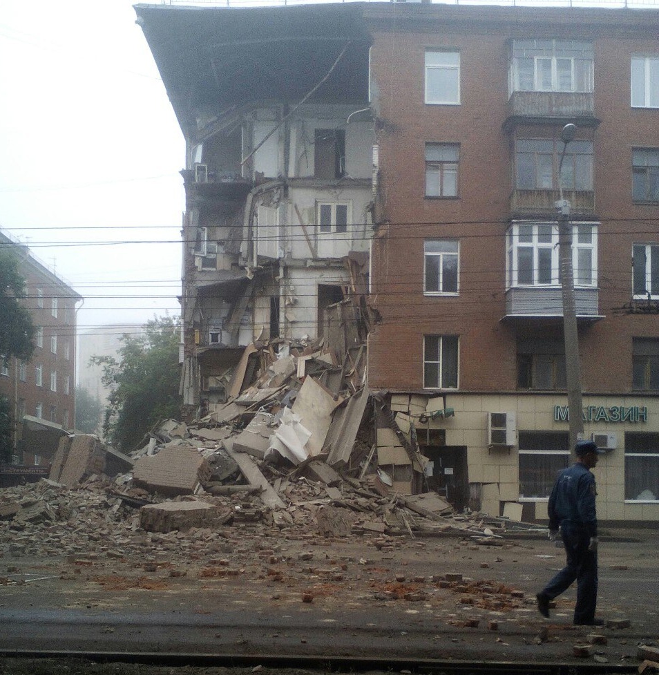 В Cвердловском районе Перми частично обрушился жилой дом. На месте работают спасатели