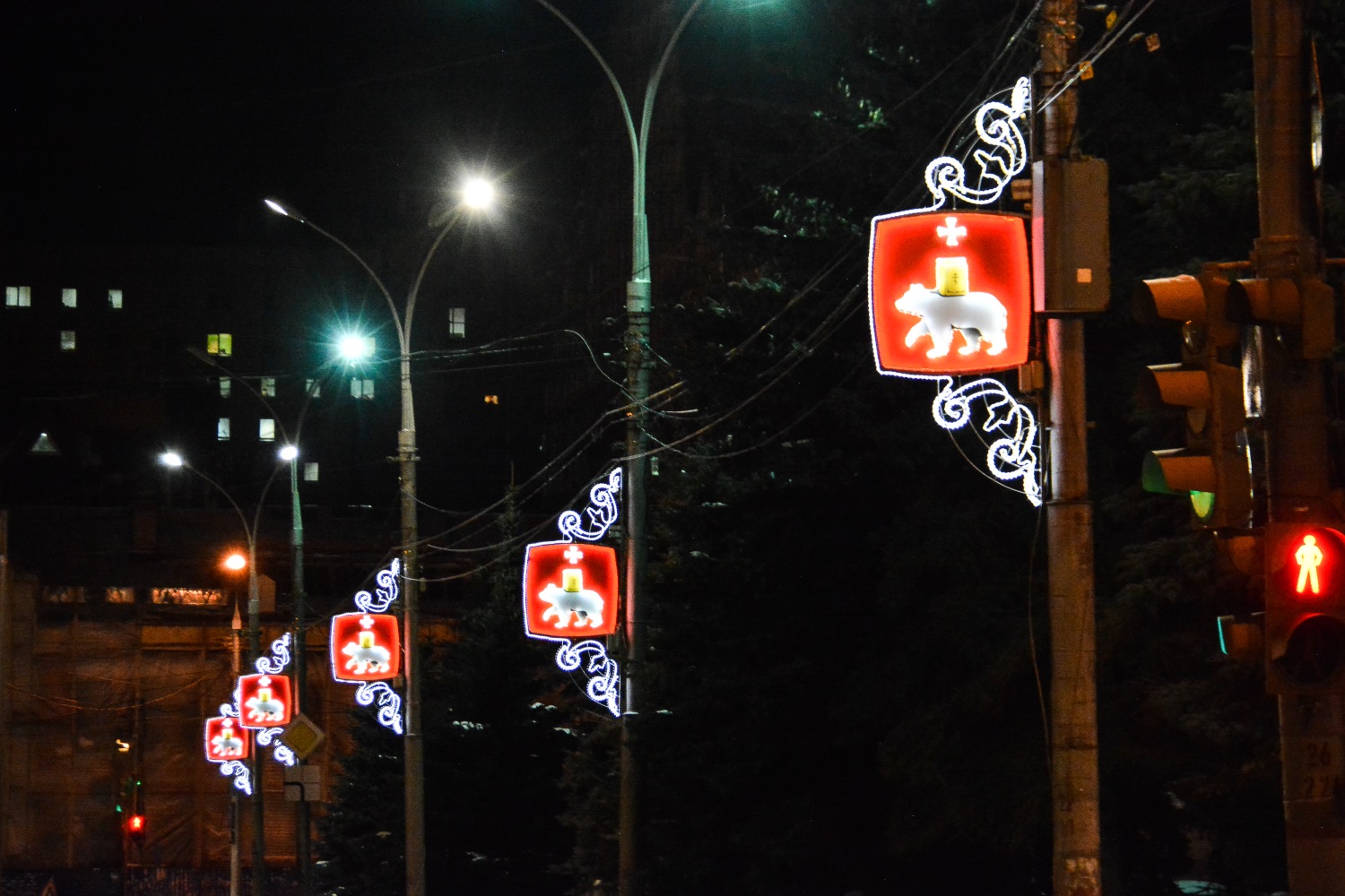 Фонари, елки и «райское дерево»: Пермь активно украшают к Новому году