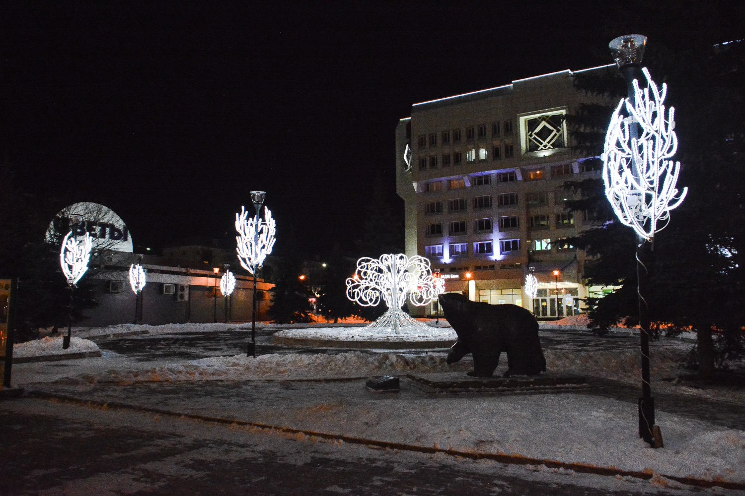 Фонари, елки и «райское дерево»: Пермь активно украшают к Новому году