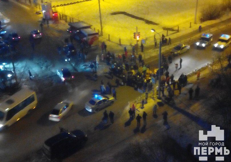 Жители Висима вышли на улицу, протестуя против возможного прекращения автобусного сообщения