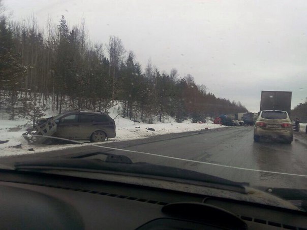 ​В массовом ДТП на трассе Пермь-Екатеринбург погибли два человека