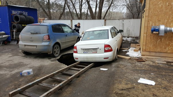 ​В Перми автомобиль Lada провалился в дыру в асфальте