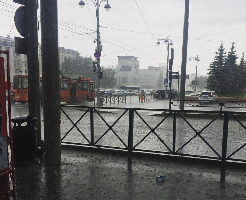 Туманы и дожди. В Перми затопленными оказались несколько улиц в центре и на окраинах