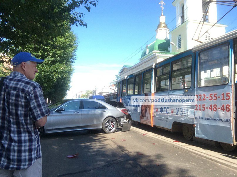 В центре Перми произошло ДТП с участием трамвая и двух «Мерседесов»