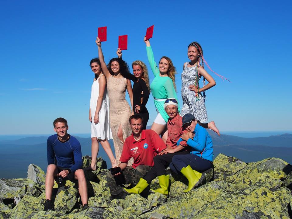 В сапогах и платьях: лучшие студенты-географы ПГНИУ провели выпускной в экспедиции