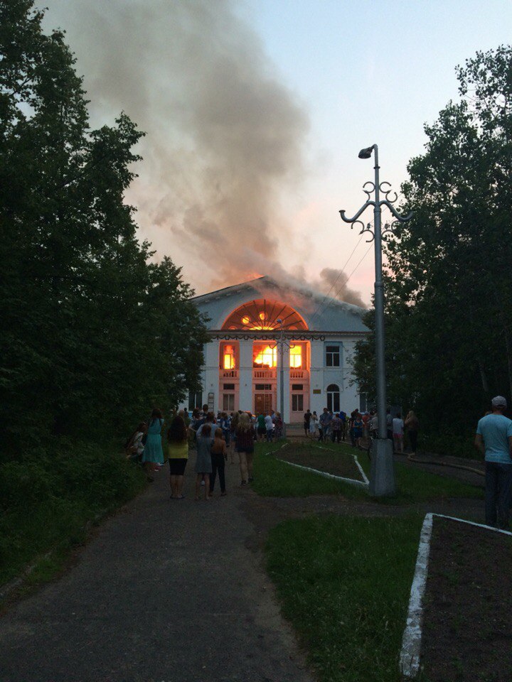 В Красновишерске пожар уничтожил здание дворца культуры