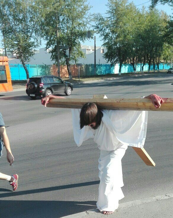 Пермский художник гулял по улице в образе распятого на кресте Иисуса Христа