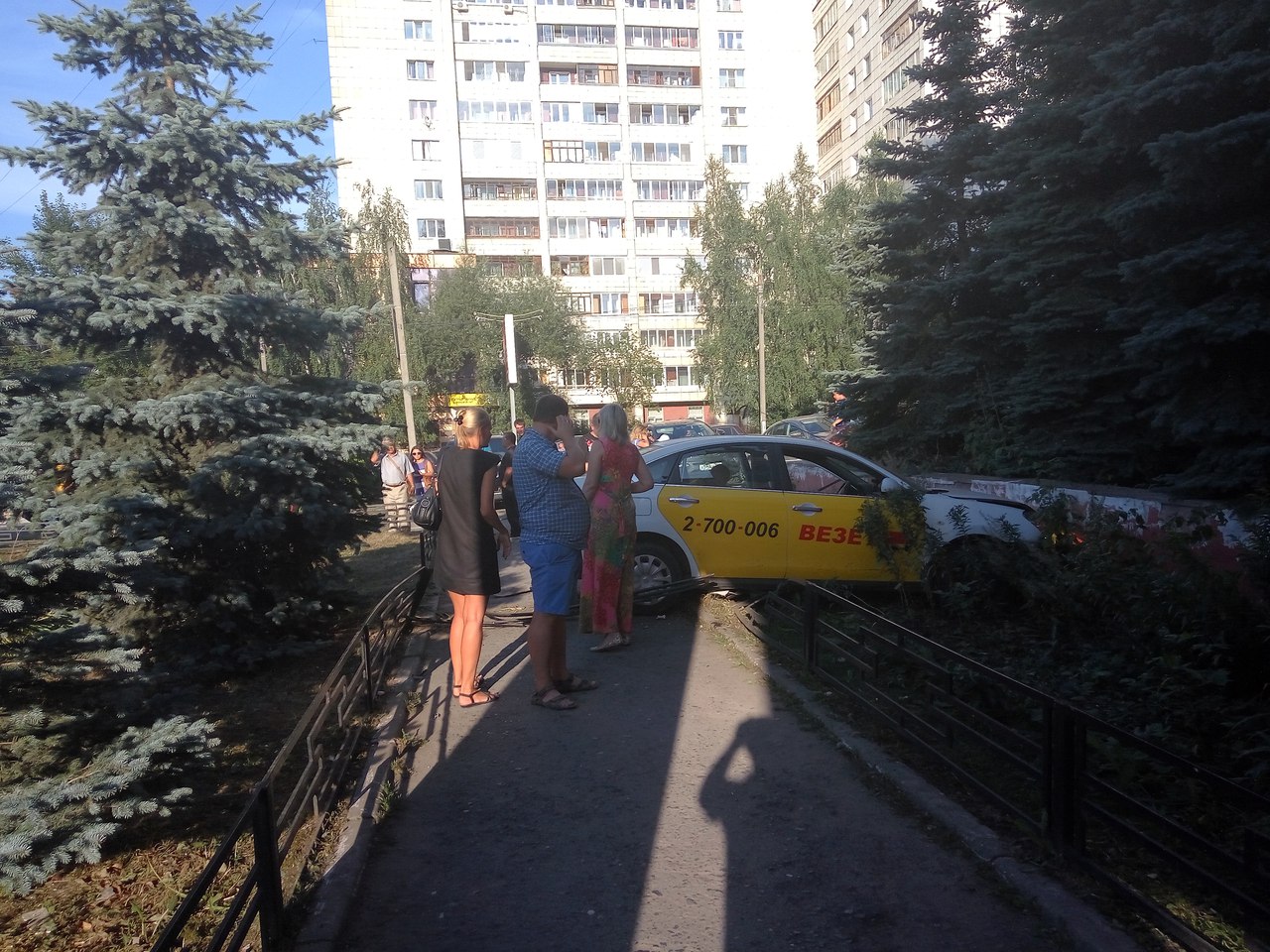В центре Перми машина такси пролетела через забор и врезалась в ограждение