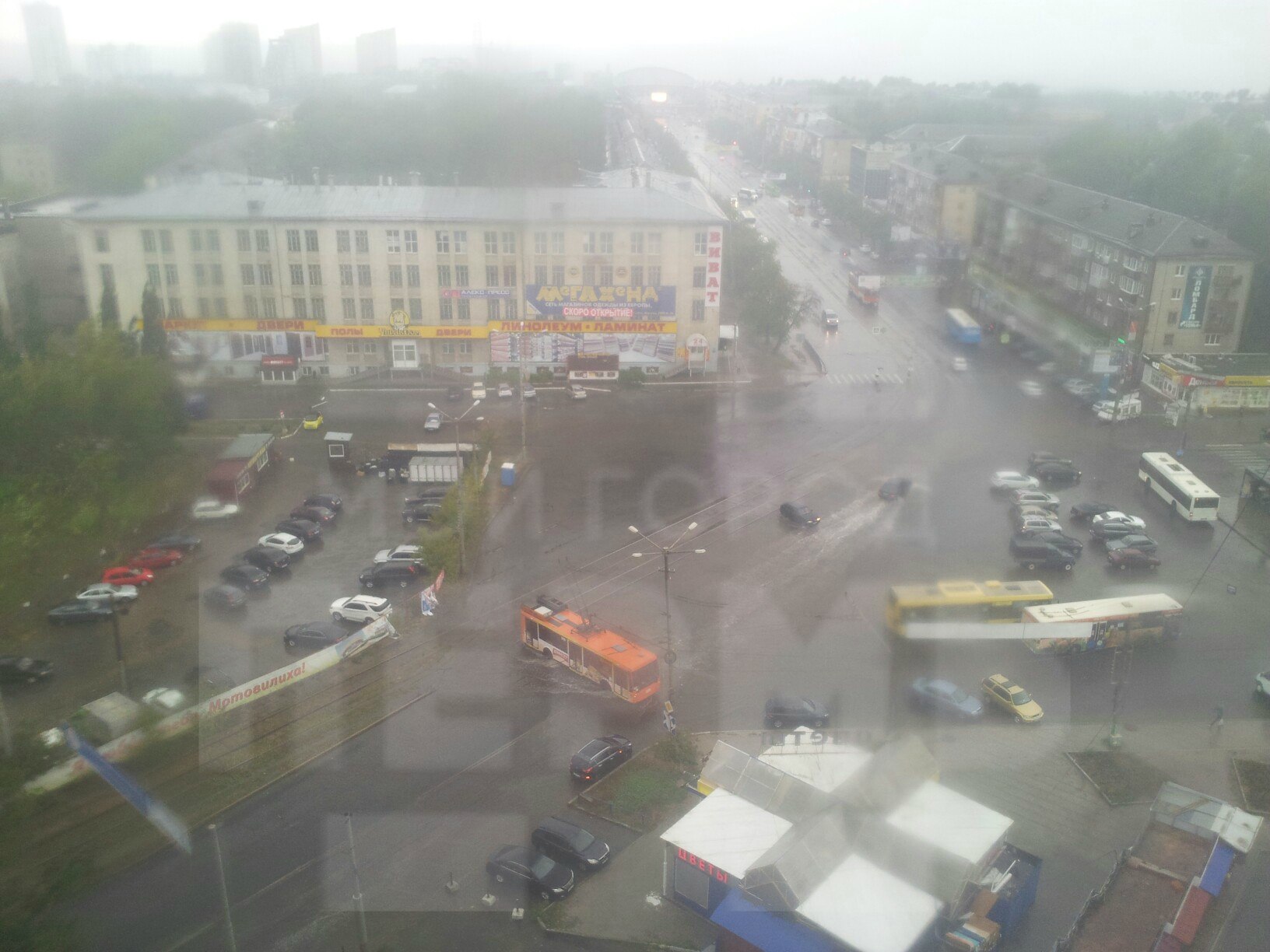 На Пермь обрушился ливень с градом и шквалистым ветром: сорванная крыша блокировала проезд на Камском мосту