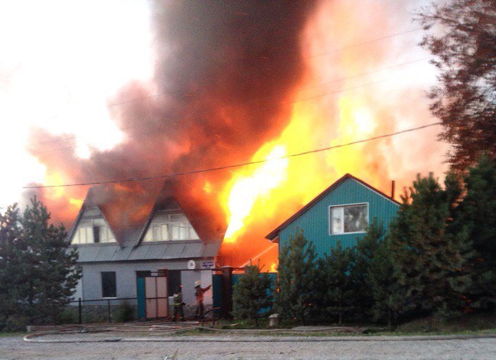 В Орджоникидзевском районе Перми ночью сгорели два дома