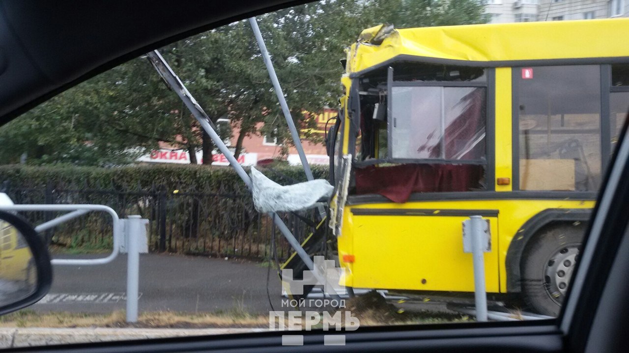 В Индустриальном районе Перми один рейсовый автобус врезался в другой