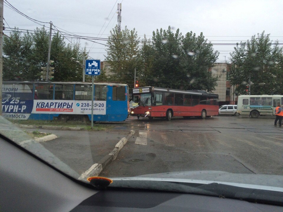 В Мотовилихинском районе Перми случилась авария с участием автобуса и трамвая