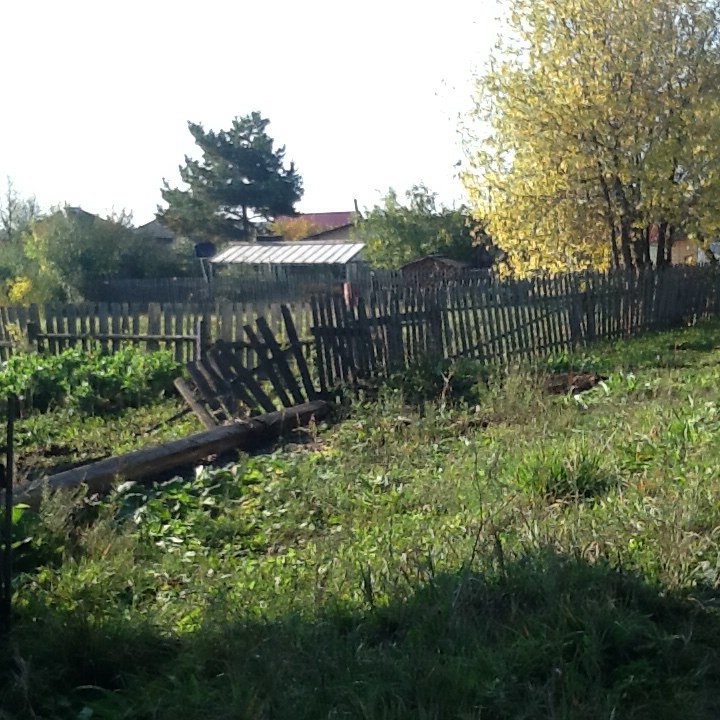 В поселке Кукуштан двое пьяных парней на машине протаранили забор дома