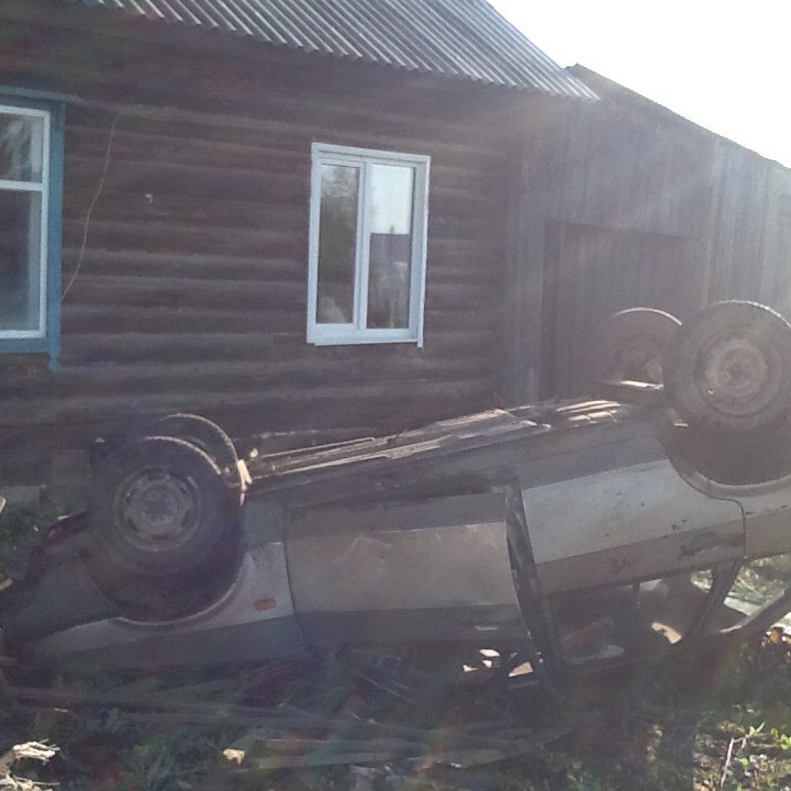 В поселке Кукуштан двое пьяных парней на машине протаранили забор дома