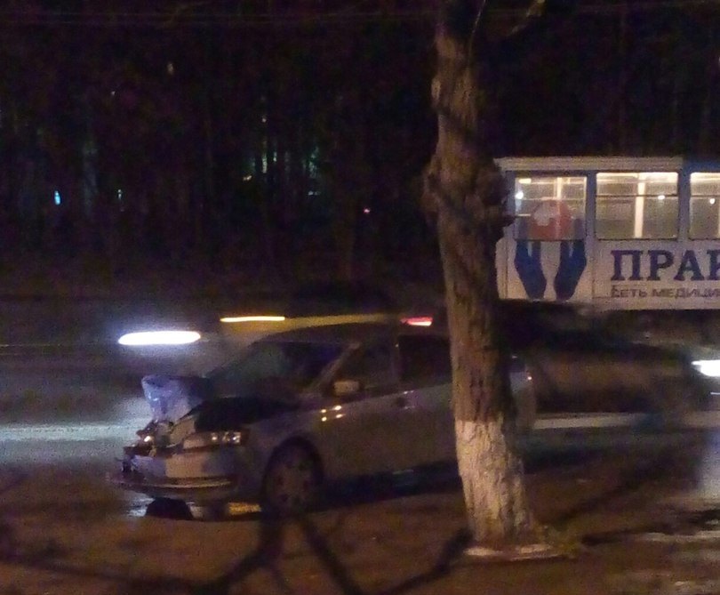 ​В Перми произошла автоавария с участием трамвая и двух легковушек