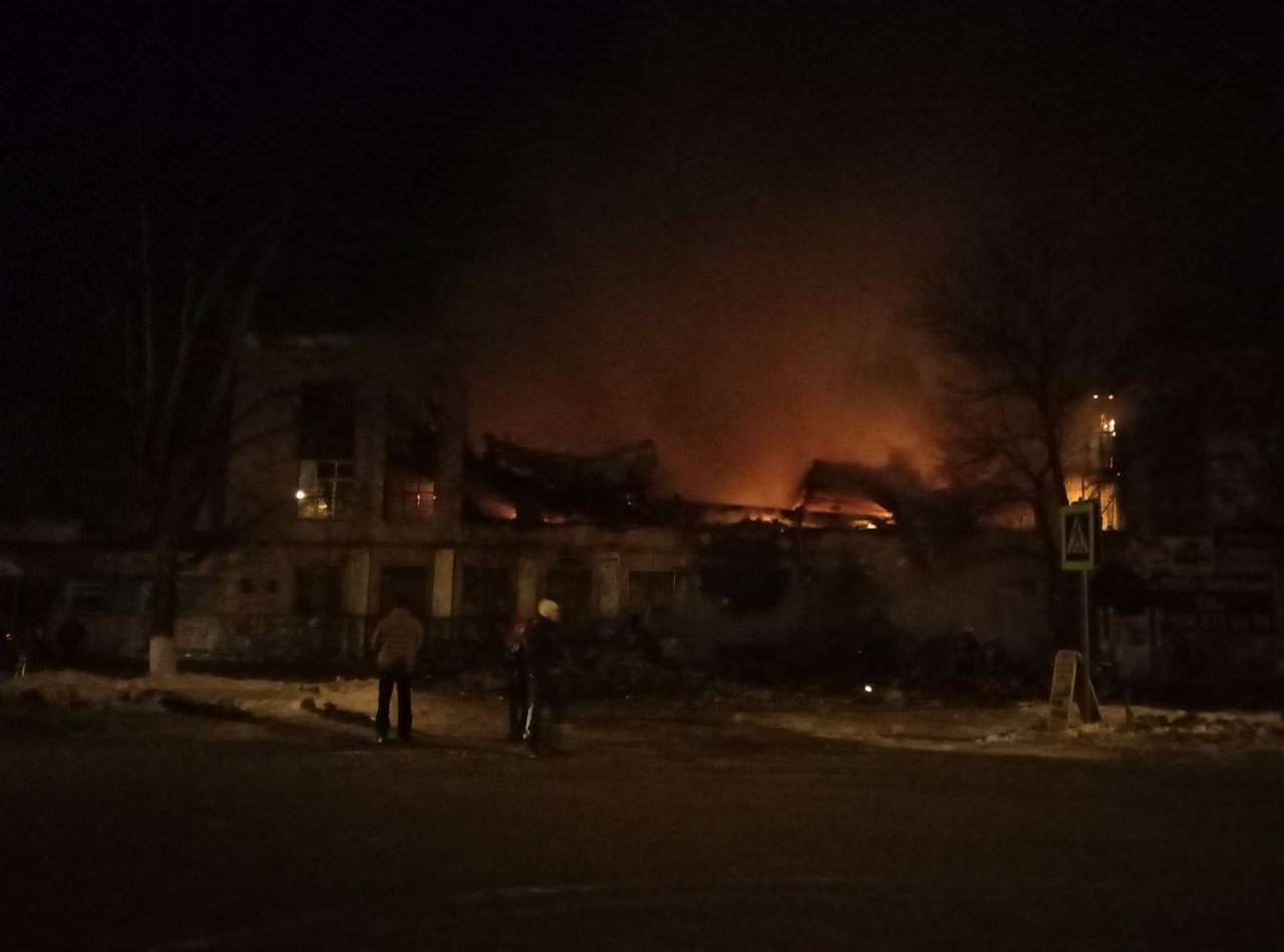 В Перми горит здание спорткомплекса «Кама»
