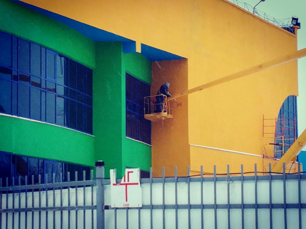 Здание «Пермской ярмарки» перекрашивают в желто-синий цвет перед открытием гипермаркета «Лента»