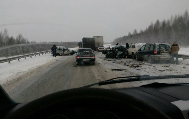 ​В массовой автомобильной аварии под Краснокамском два человека получили травмы, один – погиб