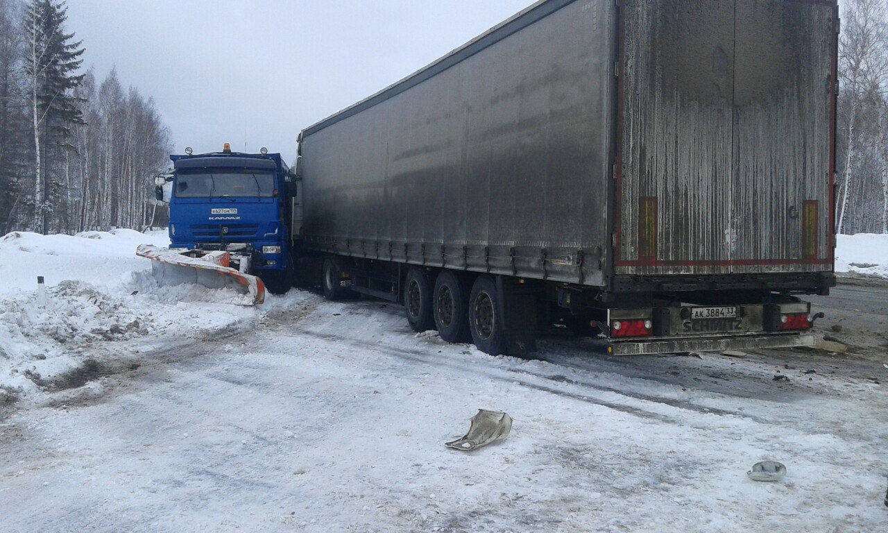 ​На трассе Пермь – Екатеринбург столкнулись фура и снегоуборочная машина