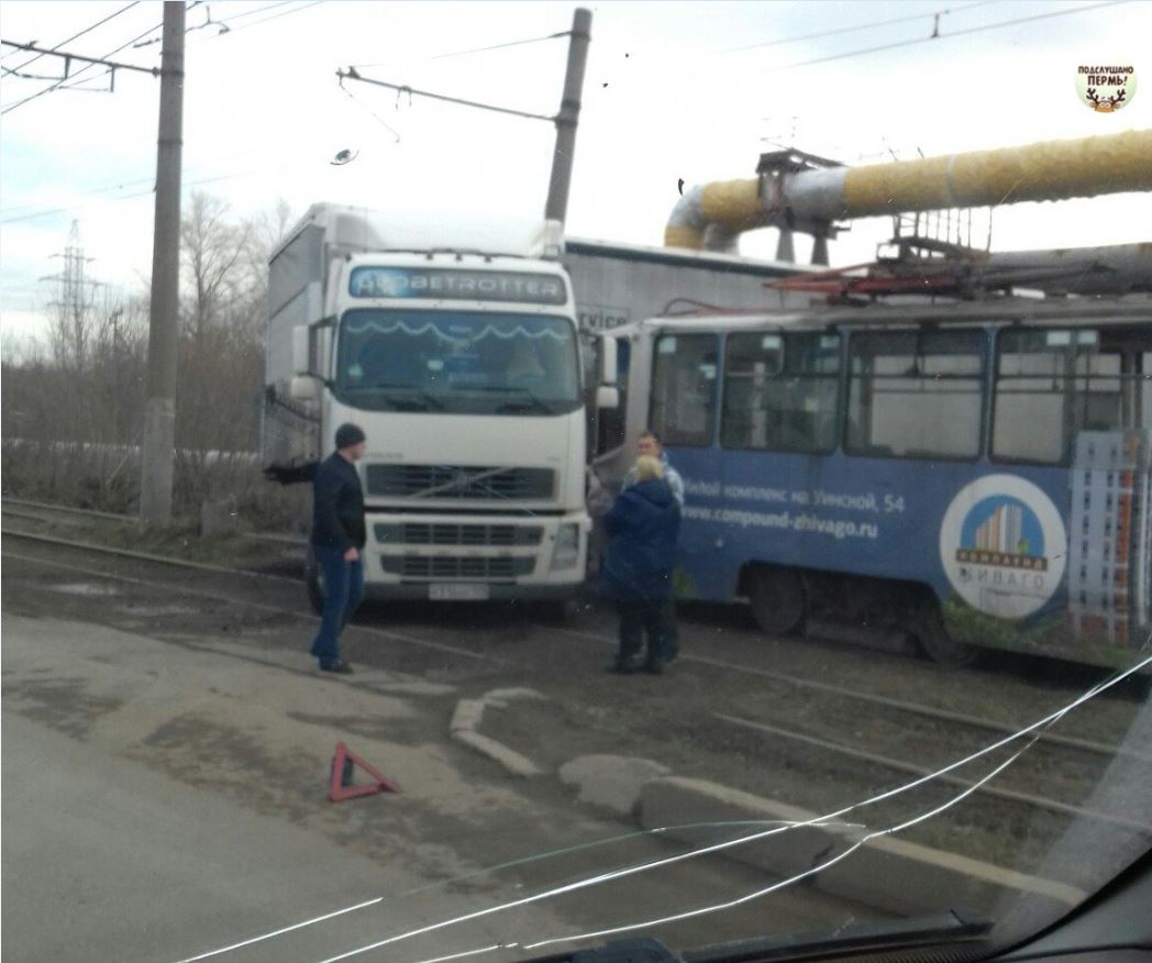 В Перми столкнулись фура и трамвай