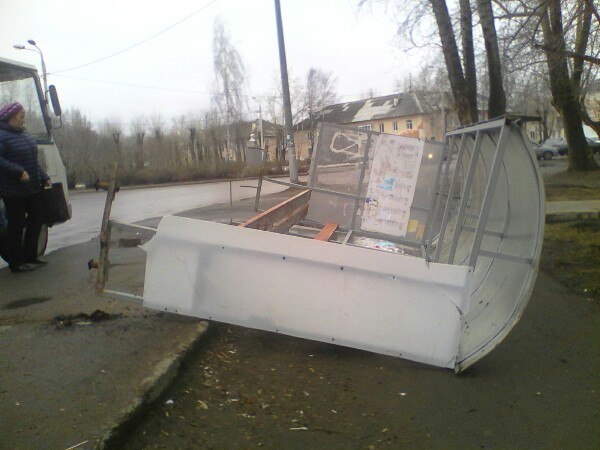 Ураганный ветер в Перми повалил светофор и остановку‍