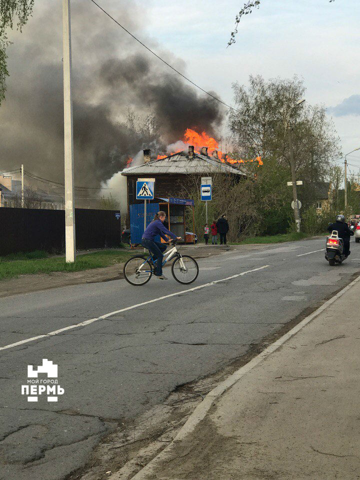 В Перми полностью сгорела кровля жилого дома