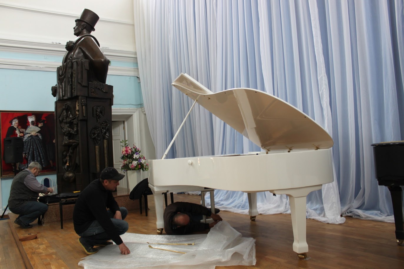 В Перми Дягилевской гимназии подарили белый рояль