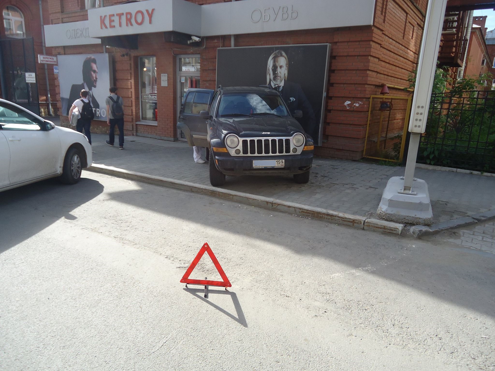 В центре Перми внедорожник без водителя врезался в бутик