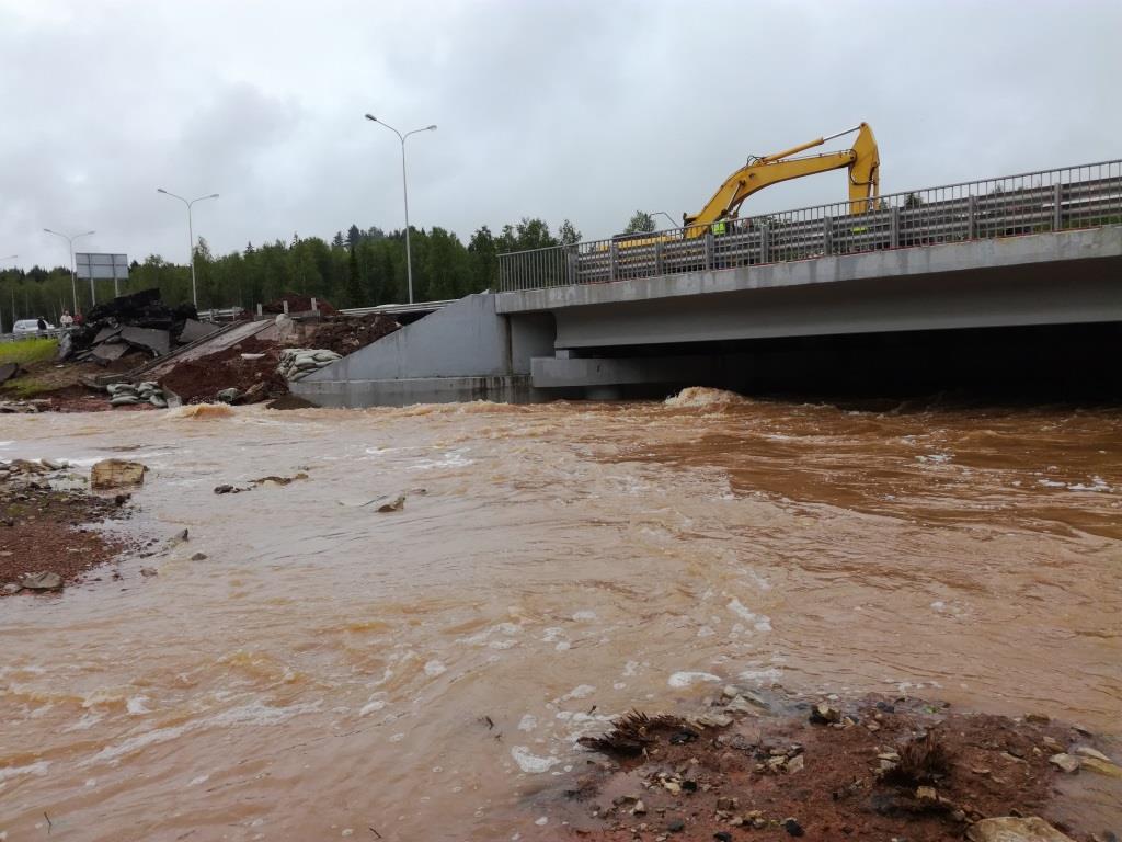 Движение по участку трассы Пермь-Екатеринбург, где обрушился мост, могут пустить через сутки