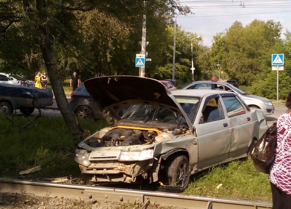 ДТП в Перми: водитель «десятки» врезался в дерево