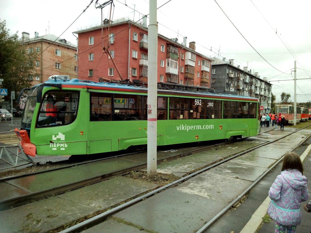 В центре Перми трамвай сошел с рельсов