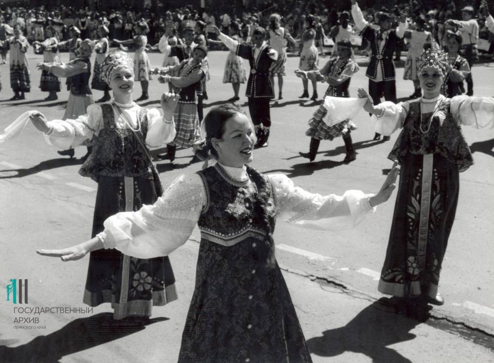 Участники самодеятельных коллективов на празднике в день 275-летия Перми около Драмтеатра, 11 июня 1998 года