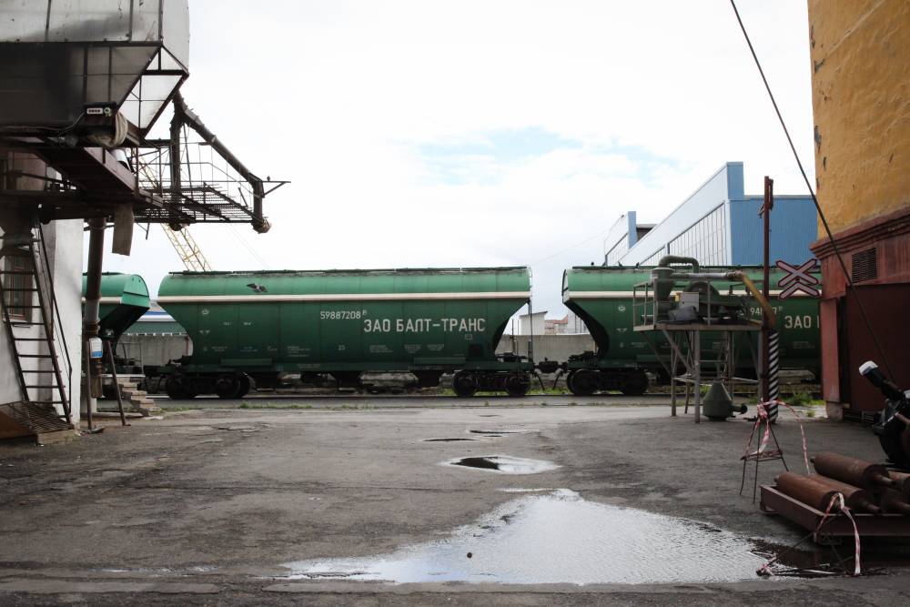 Пустой вагон грузового поезда сошел с рельсов в Пермском крае