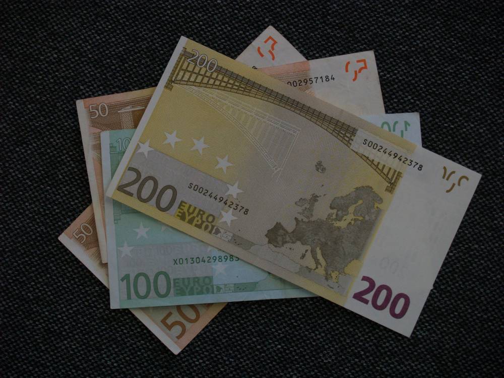 ​«Теперь это запрещено», – юрист прокомментировал валютные ограничения для россиян