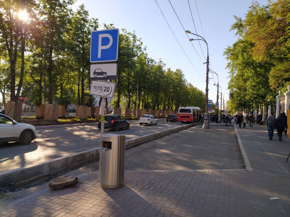 ​В Ленинском районе Перми на дорогах появилась синяя разметка, обозначающая платные парковки