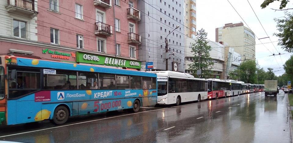 В Перми образовалась пробка из десятков автобусов