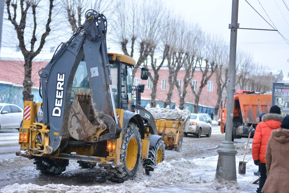 ​Во всех районах Перми подрядчики борются с последствиями снегопада
