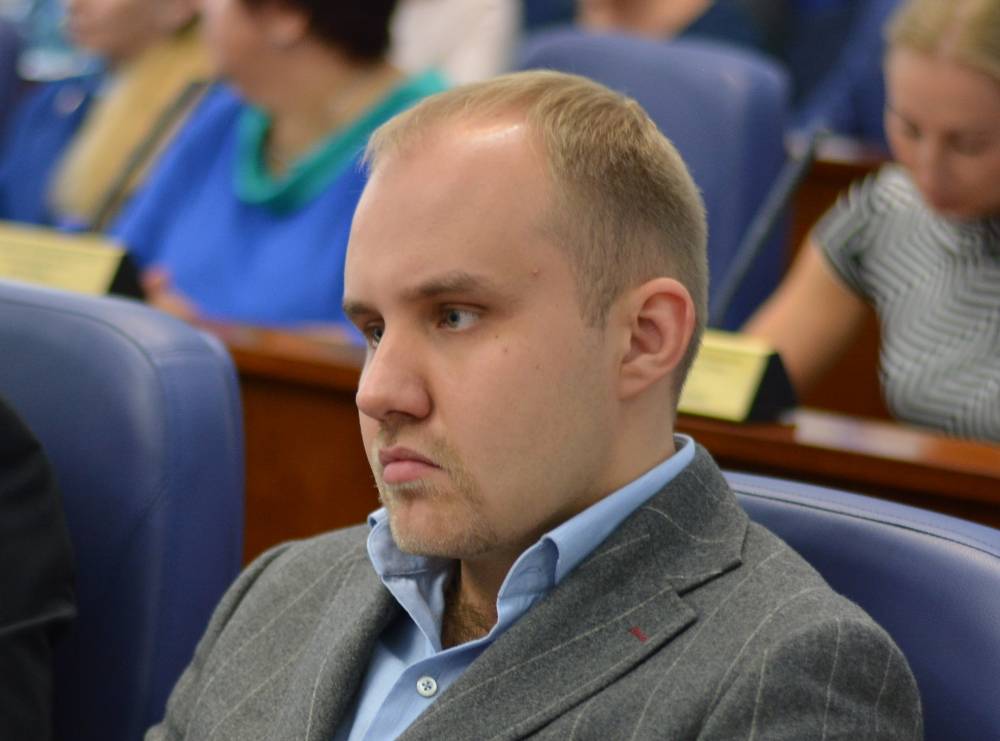 Подозреваемый в вымогательстве депутат Илья Лисняк попал в базу розыска МВД