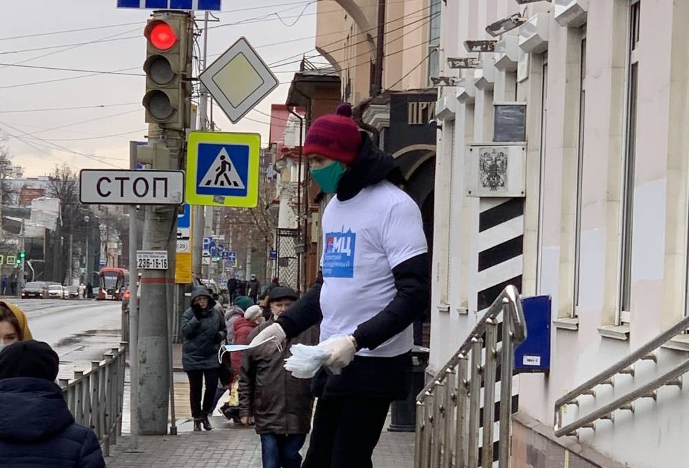 ​В Перми активисты организовали раздачу масок у социальных объектов 