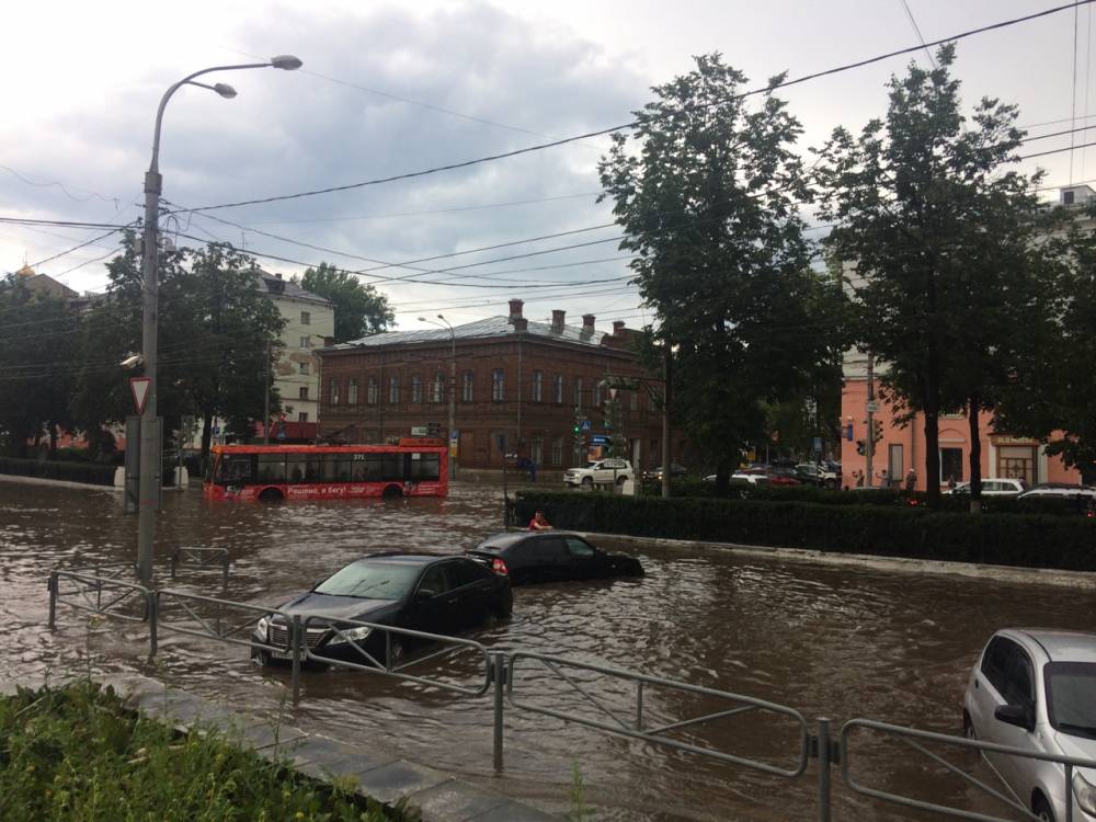 ​«Снесло крыши, образовались пробки»: из-за сильного урагана затопило центр Перми 