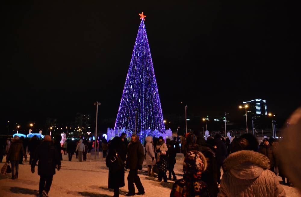 В Перми на эспланаде завершают сборку каркаса новогодней ели