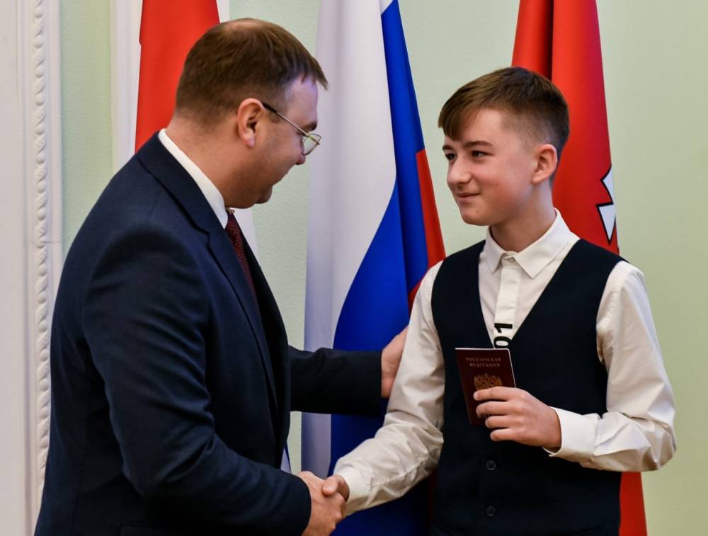 ​В День российской Конституции Эдуард Соснин вручил паспорта молодым пермякам