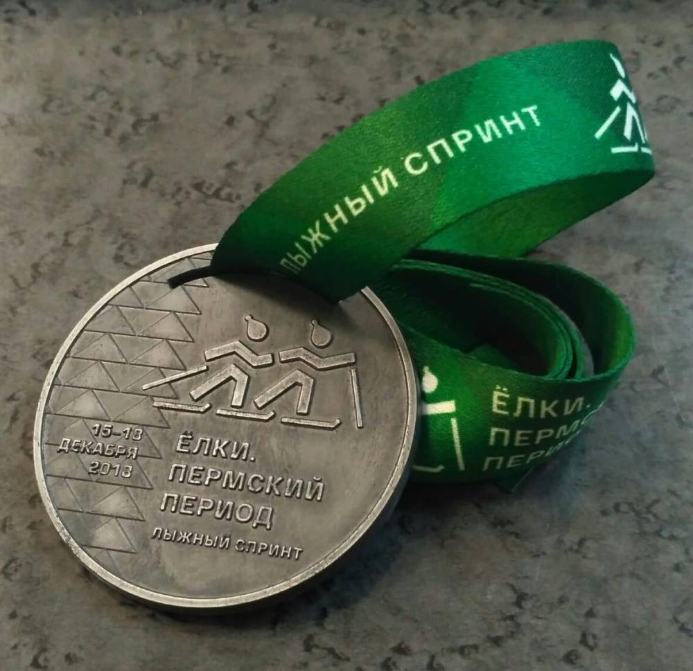​В мэрии показали фирменную медаль спринта «Елки. Пермский период» 