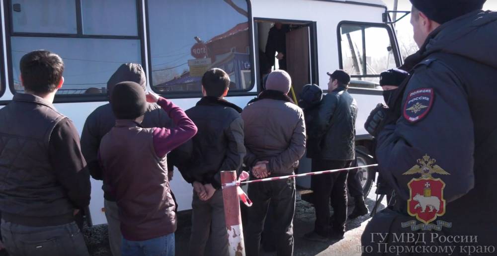 ​В Перми во время рейда на оптовом рынке полицейские задержали 137 иностранцев
