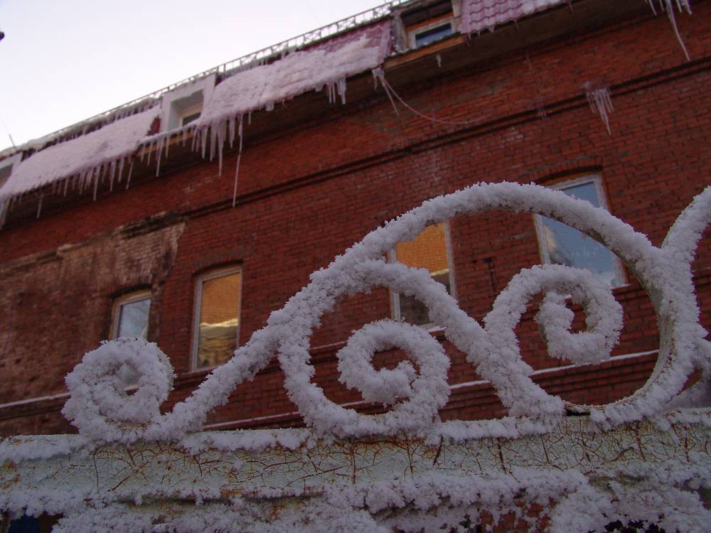 В Перми в квартиру провалились рабочие, чистившие снег на крыше